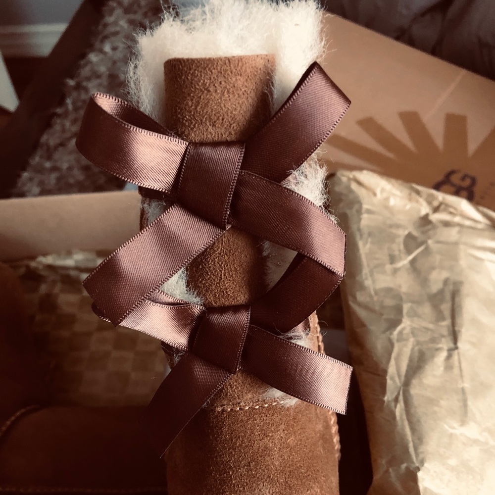 UGGS - Picture 2 of 4